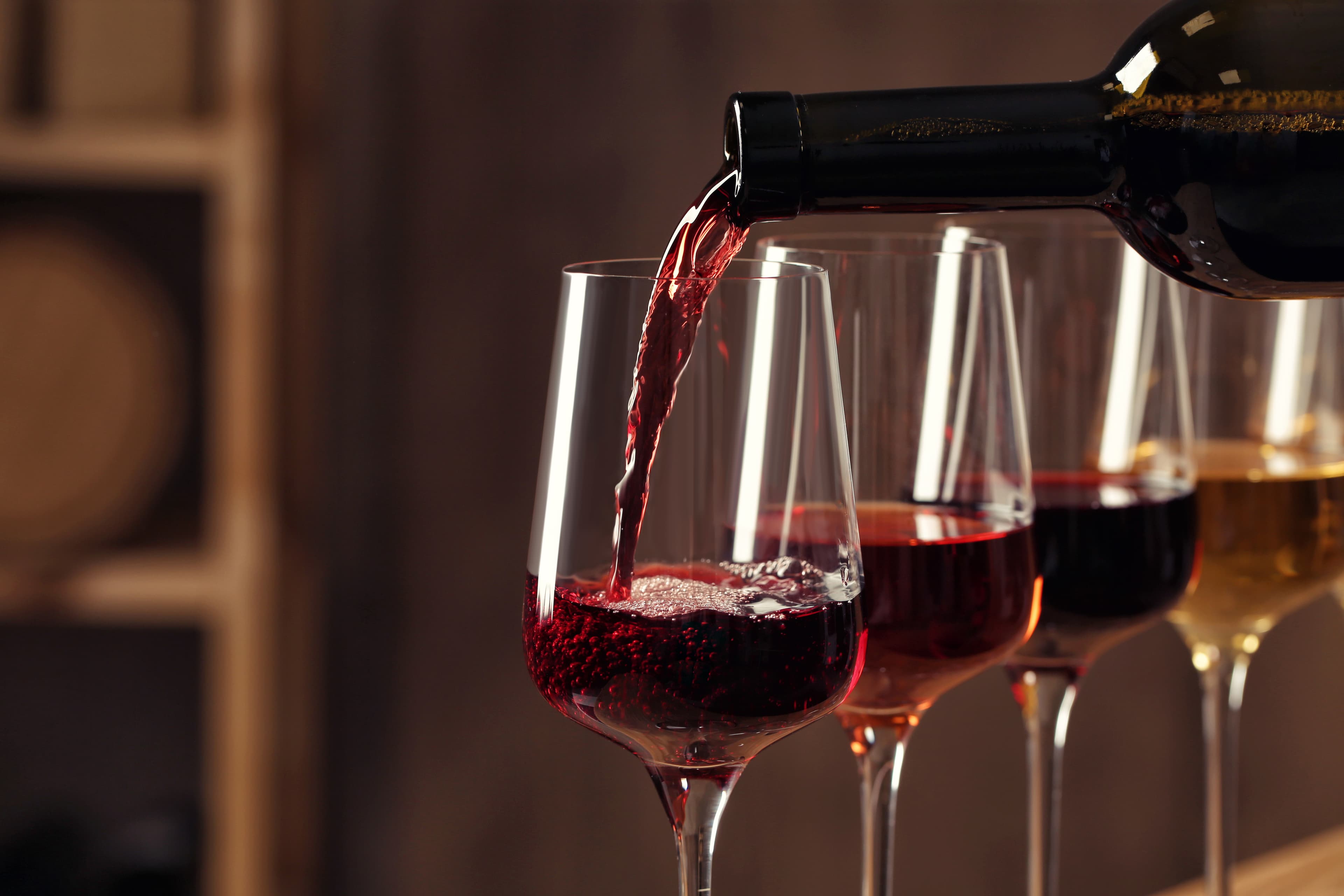 Vin roșu turnat într-un pahar