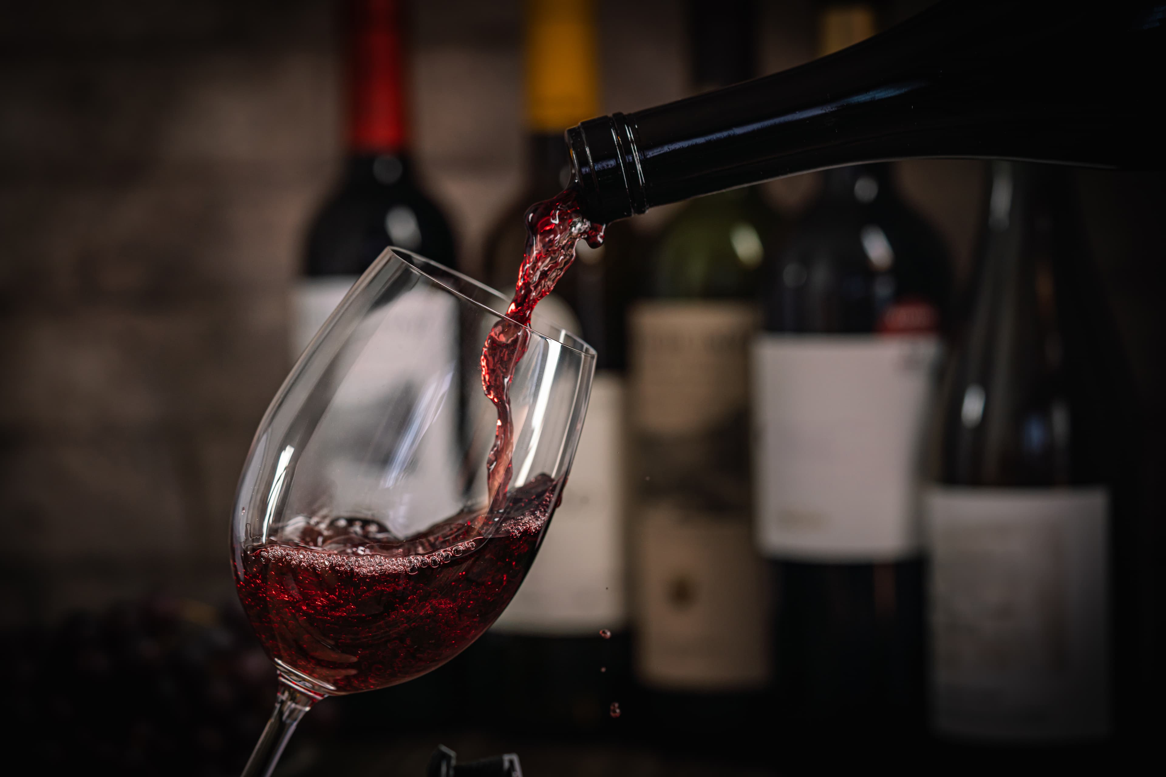 Vin turnat în mai multe pahare